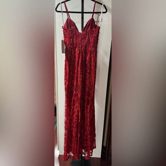 Embellished plunge neckline mermaid gown - Picture 8 of 9